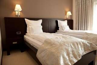 Отель Hotel Helen Бакэу Стандартный двухместный номер с 2 отдельными кроватями-1