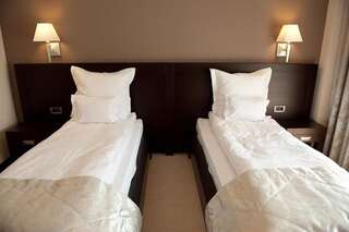 Отель Hotel Helen Бакэу Стандартный двухместный номер с 2 отдельными кроватями-2